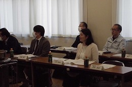 岡谷南高校 学校評議員会で説明を聞く学校評議員の様子