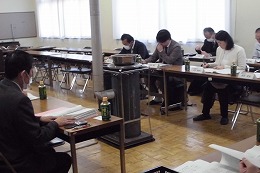 岡谷南高校 学校評議員会で本校の取り組みについて意見交換を行う様子