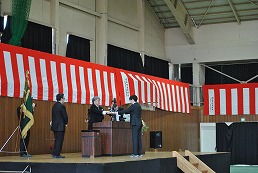 岡谷南高校 卒業式で卒業証書を受け取る卒業生