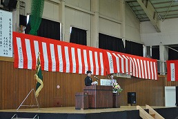 岡谷南高校 卒業式で校長が式辞を述べている様子