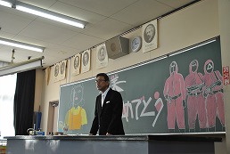 岡谷南高校 卒業式後のホームルームで担任の話を聞く卒業生