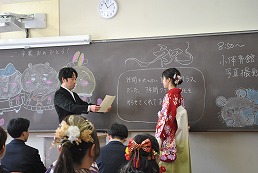 岡谷南高校 卒業式後のホームルームで卒業証書を受け取る卒業生