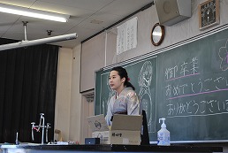 岡谷南高校 卒業式後のホームルームで担任が挨拶をしている様子
