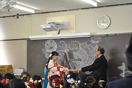 岡谷南高校 卒業式後のホームルームで卒業証書を受け取る卒業生