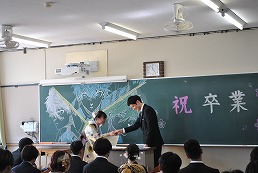 岡谷南高校 卒業式後のホームルームで卒業を祝う教室の様子