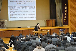 岡谷南高校 2年生を対象に行われた小論文講演会で講師の説明を聞く生徒たち