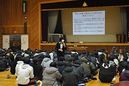 岡谷南高校 2年生小論文講演会で志望理由書や面接対策について講演を聞く生徒たち
