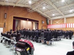岡谷南高校 入学式で体育館に集まり式典に参加する新入生と保護者