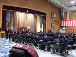岡谷南高校 入学式で校長の式辞を聞く新入生と保護者の様子