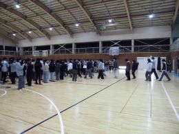 岡谷南高校 対面式で体育館に集まり新入生と在校生が顔合わせをしている様子