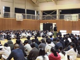 岡谷南高校 対面式で体育館に集まり説明を聞く新入生と在校生
