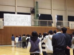 岡谷南高校 対面式で校歌を紹介する場面の様子