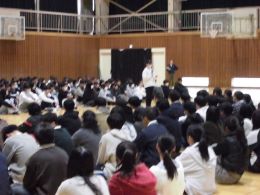 岡谷南高校 対面式で生徒会長が挨拶をしている様子