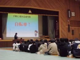 岡谷南高校 1年生を対象に体育館で行われた自転車安全講話の様子