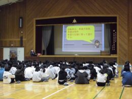 岡谷南高校 自転車安全講話で交通ルールについて説明を受ける1年生の様子