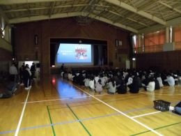 岡谷南高校 新入生歓迎会で体育館に集まりクラブ紹介の映像を見ている新入生