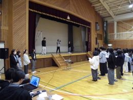 岡谷南高校 新入生歓迎会でステージ上でクラブ紹介の発表をする生徒たち