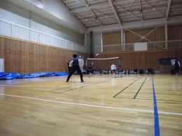 岡谷南高校 新入生歓迎会で体育館でクラブ活動の実演を行う生徒たち