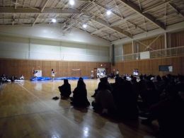 岡谷南高校 新入生歓迎会でクラブ発表を見学する新入生の様子