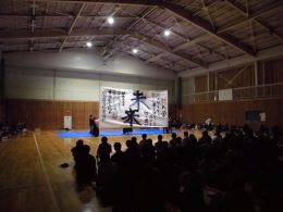 岡谷南高校 新入生歓迎会でステージ上でクラブパフォーマンスを披露する生徒