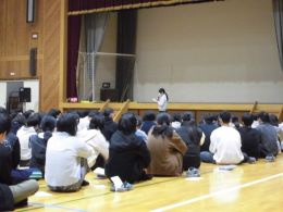 岡谷南高校 新入生歓迎会でクラブ紹介の説明を聞く新入生の様子