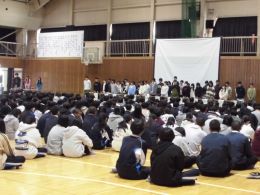 岡谷南高校 生徒総会で体育館に集まり議案説明を聞く生徒たちの様子