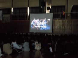 岡谷南高校 生徒総会で文化委員会がスクリーンを使って発表している様子