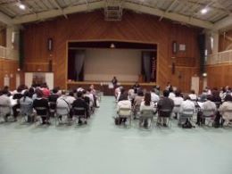 岡谷南高校 授業公開に合わせて開催されたPTA総会の様子（体育館）