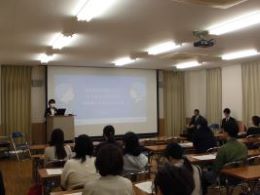 岡谷南高校 授業公開日に行われた学年懇談会で説明を聞く保護者の様子