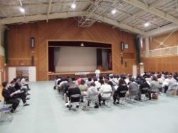 岡谷南高校 PTA総会で多くの保護者が参加している体育館の様子