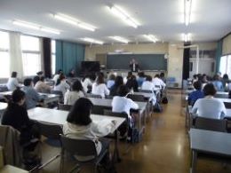 岡谷南高校 授業公開で授業の様子を参観する保護者の様子