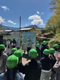 岡谷南高校 2学年松代研修で象山地下壕を訪れ、ガイドの説明を聞く生徒たち