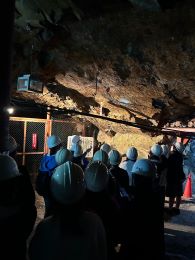 岡谷南高校 2学年松代研修で象山地下壕の内部を見学する生徒たち