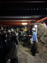 岡谷南高校 2学年松代研修で象山地下壕の内部をガイドの案内で見学する様子