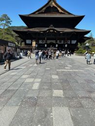 岡谷南高校 2学年松代研修で善光寺を訪れ参拝と見学を行う生徒たち