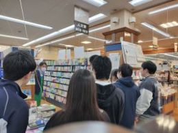 岡谷南高校 図書委員会活動で笠原書店を訪問し、書店スタッフから店内の案内を受ける生徒たち