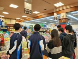 岡谷南高校 図書委員会の生徒が笠原書店の店内で図書選書のため本を探している様子