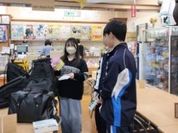 岡谷南高校 図書委員会の生徒が笠原書店で本を選びながら店員とやり取りしている様子