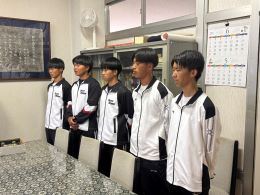 岡谷南高校の校長室にて、諏訪湖レガッタでの優勝・準優勝を報告し、力強い決意を述べる漕艇部の選手たち