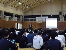 岡谷南高校の体育館にて、リクルートの講師から高校生活の心構えや進路実現への考え方を聴く1年生たち
