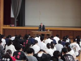 岡谷南高校の体育館にて、信州予備校の講師から最新の進学状況や2年生のうちにすべき準備について学ぶ生徒たち