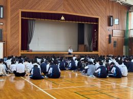 岡谷南高校の体育館にて、本校進路指導主事から大学受験の出願や推薦の種類など具体的な注意点の説明を受ける3年生