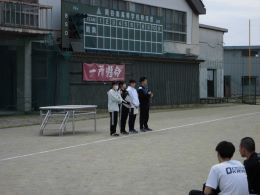 岡谷南高校のグラウンドにて、全校生徒を前に紹介を受ける4名の教育実習生（本校卒業生）の様子