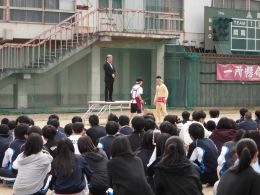 岡谷南高校のグラウンドにて、クラスマッチ開会式で代表生徒による選手宣誓を静聴する全校生徒