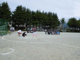 岡谷南高校のグラウンドで行われた男子ソフトボール、バッターボックスで構える生徒と見守る守備陣