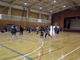 岡谷南高校の体育館にて、ディスクを追いかけ激しくコートを駆け抜ける女子アルティメットの試合