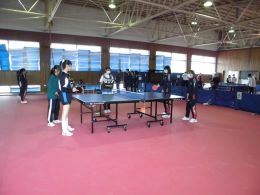 岡谷南高校の卓球場にて、一球一球集中してラリーを続ける女子卓球のクラス対抗戦