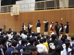 岡谷南高校の体育館にて、全競技終了後に各種目の入賞クラスへ賞状が授与される閉会式の様子