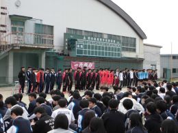 岡谷南高校のグラウンドにて、県総体へ出場する各部活動の代表メンバーを見守る全校生徒たちの様子