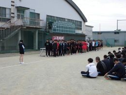 岡谷南高校の壮行会にて、全校生徒の前で県総体への意気込みを語るユニフォーム姿の各部活動代表生徒たち